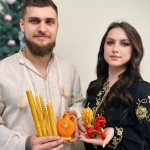 На Волині подружжя розвиває бджільництво та створює різдвяні свічки з воску