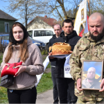 Коровай ділили на кладовищі: на Волині сотні людей прийшли попрощатися з Героєм Миколою Гацем