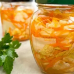 Соковита та хрумка капуста по-корейськи на зиму: простий рецепт із морквою і часником