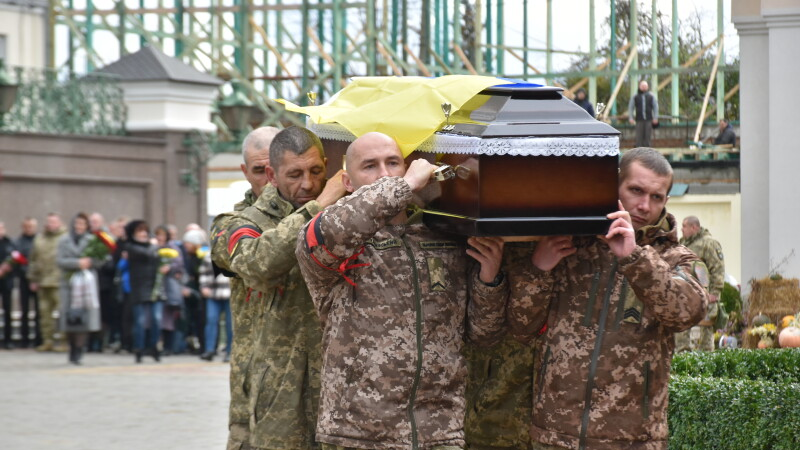 Життя обірвалось під час бойового завдання: у Луцьку попрощалися з Героєм Максимом Баєвим