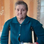 Через хворобу не може сидіти, тому працює лежачи: історія волинянки, яка в’яже шкарпетки для воїнів