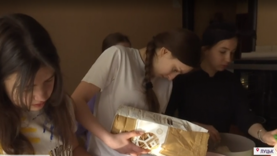 У Луцьку четверо школярок понад рік печуть хліб для ЗСУ в маленькій кухні