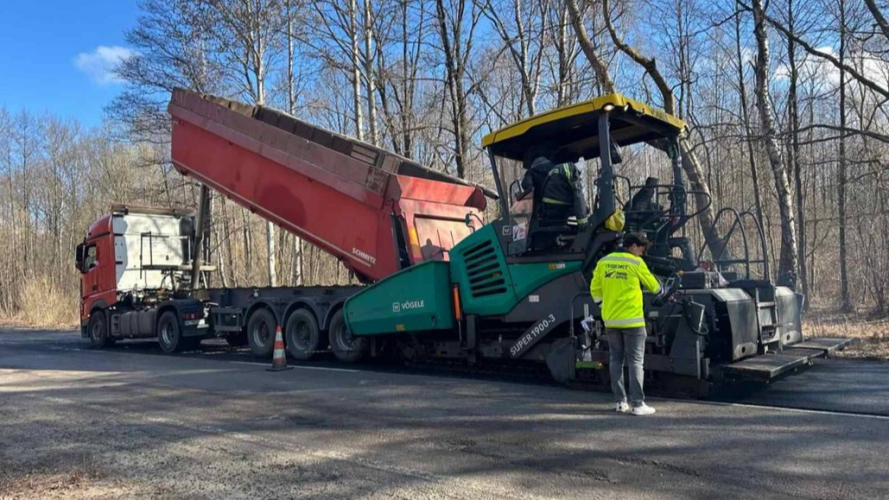 За тиждень - понад 25 тисяч м² ямковості: на дорогах Волині триває ремонт