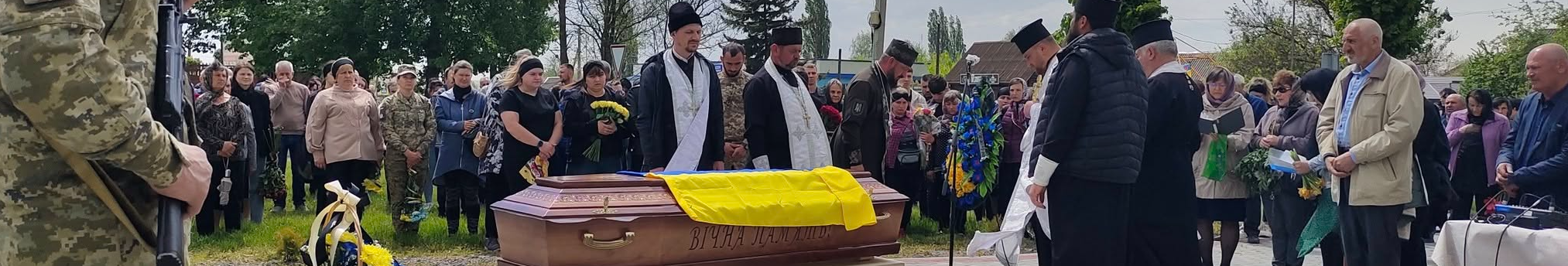 Весільний коровай ділили на кладовищі: на Волині в останню путь провели 26-річного Героя Михайла Рогу