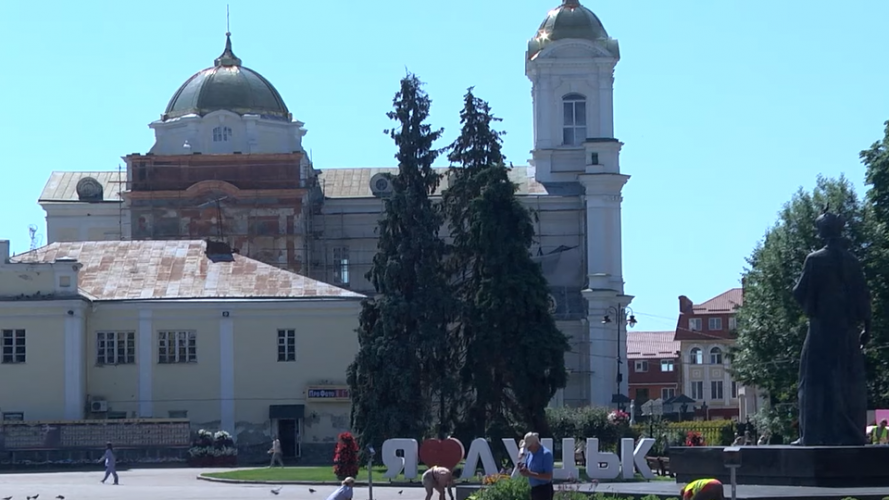 Півстолітнє понищене ялинкове «тріо» в центрі Луцька: зрізати чи хай росте. Відео