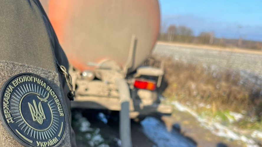 На Волині впіймали на гарячому спритника, який зливав нечистоти у водойму