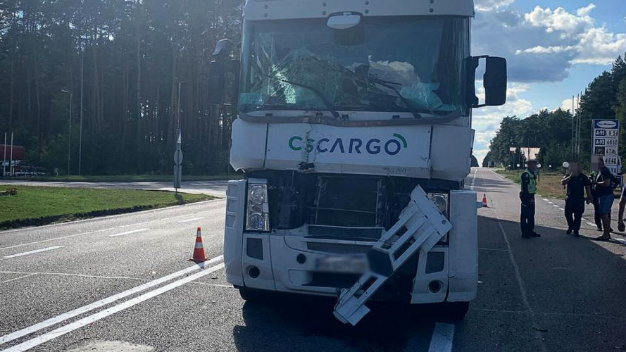 Пасажир вилетів з кабіни: подробиці аварії біля поста поліції на Волині