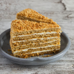 Лінивий медовик на сковороді — швидкий домашній торт, який вдасться навіть новачкам