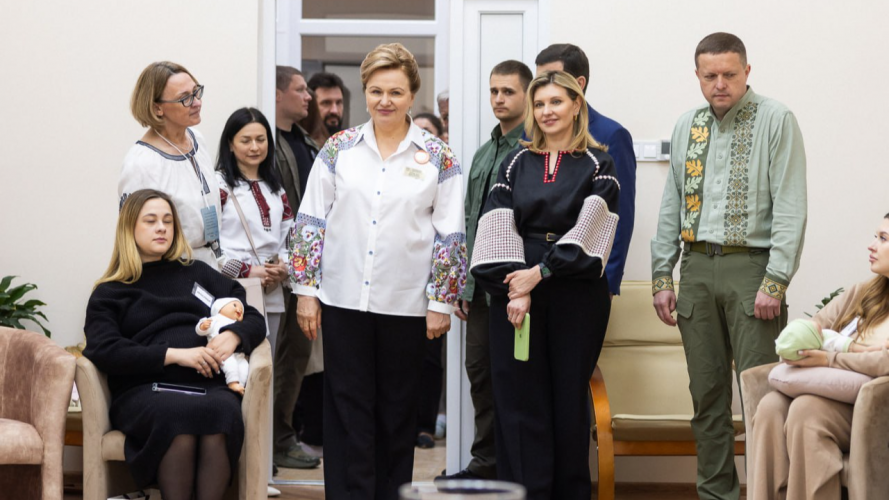 Тепло і підтримка для дітей: Олена Зеленська побувала у перинатальному центрі на Волині