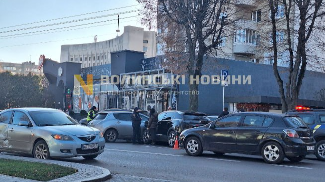 На проспекті Волі - затор через аварію, зіткнулися три автівки