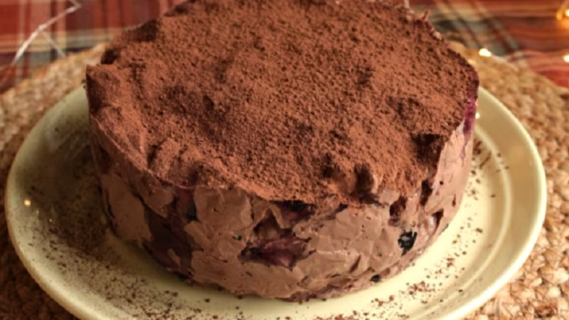 Десерт без духовки і світла: як приготувати ніжний шоколадний десерт «Бите скло»