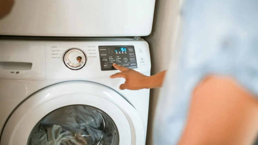 Смердить пральна машина? Ось як позбутися запаху без жодної хімії