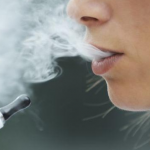 На Волині матір оштрафували за те, що її донька курила електронку в ліцеї