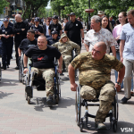 У центрі Луцька посадовці вчилися долати бордюри у кріслах колісних. Фото