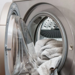 Ваша білизна засяє як нова: навіщо класти в барабан пральної машини аспірин