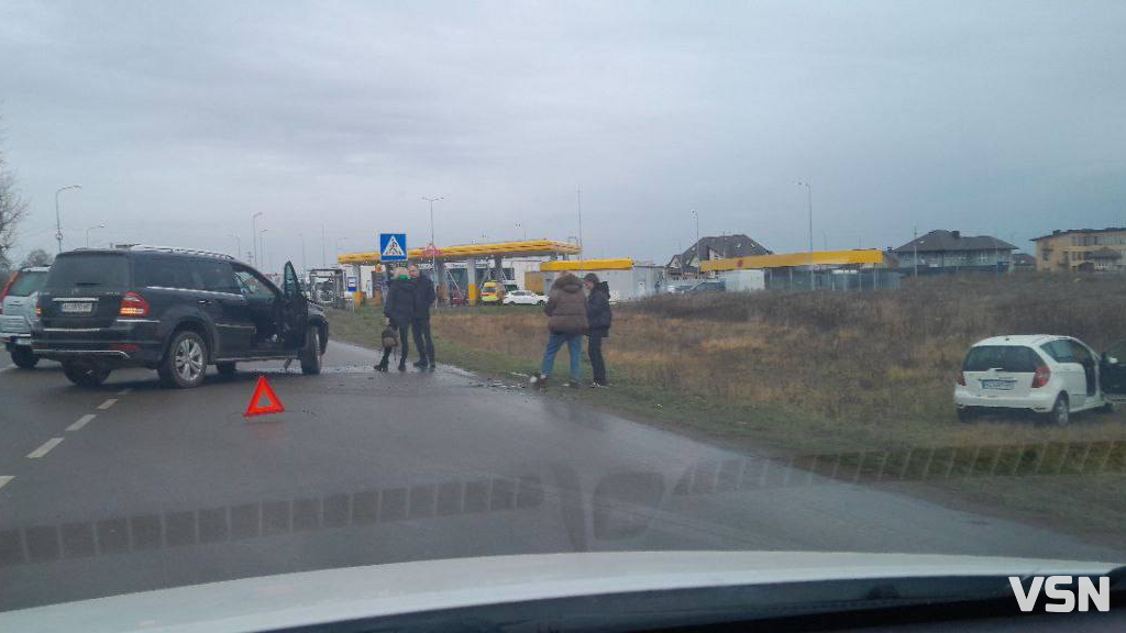 ДТП біля Луцька: від удару машина злетіла у кювет, рух ускладнено