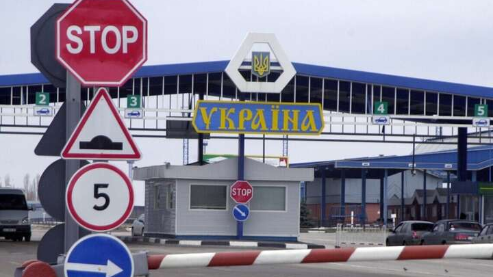 Уряд дозволив чоловікам виїздити за кордон: кому саме і на який термін