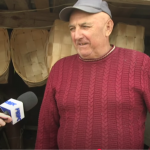 «Не було такої хати, щоб чоловік не робив»: майстер з Луцького району виготовляє коробки з дерева