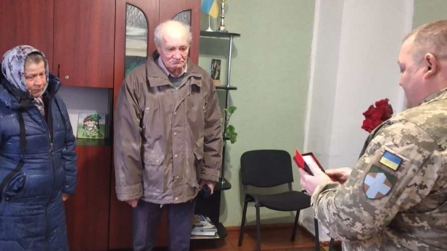 Життя молодого захисника трагічно обірвалося: на Волині батькам воїна вручили його посмертну нагороду