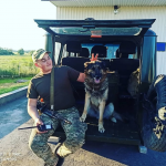 Шукає міни й закопує пластикові пляшки: історія службової собаки Кіри та прикордонника з Волині