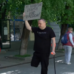 «Не відвертай обличчя. Я не чудовисько!»: чоловік вийшов у центр Луцька з плакатом