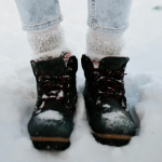 Ноги не змерзнуть навіть за -20°C: що варто зробити зі взуттям, щоб воно не промокало взимку