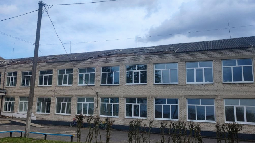 На Волині буревій пошкодив дах ліцею та повалив дерева