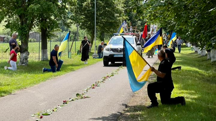 Навколішки, з квітами та прапорами: у Луцькому районі сотні людей провели в останню путь Героя Віктора Лук'янчука