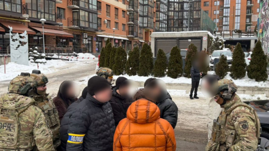 У Луцьку компанія молодиків вкрала майже мільйон гривень і витратила його на гаджети та брендовий одяг