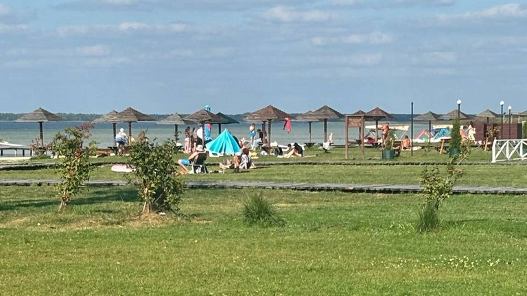 Оксамитовий сезон на Світязі: відпочивальники досі купаються та смакують пончиками