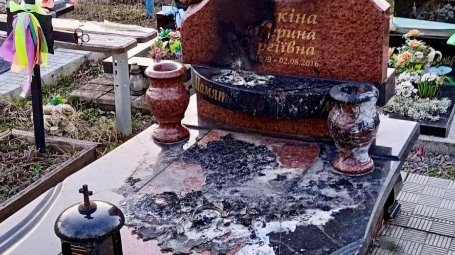 Наруга над могилою другий рік поспіль: на Волині підпалили пам'ятник 16-річній Катерині Литкіній, яку вбили два брати