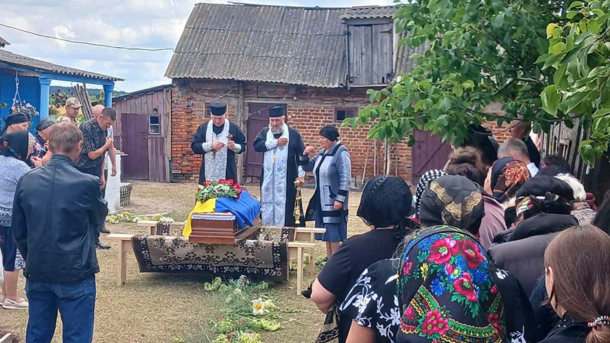 На Волині провели в останню путь 44-річного захисника Олександра Нікітіна, який загинув на Чернігівщині