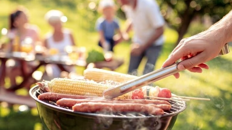 Не завжди пахне небезпекою: волинський лікар пояснив, які продукти найчастіше викликають отруєння влітку