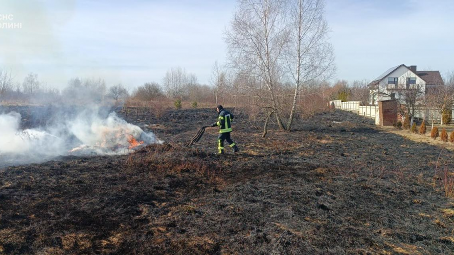 На Волині горіли будинки і суха трава: одного палія-порушника вже встановили