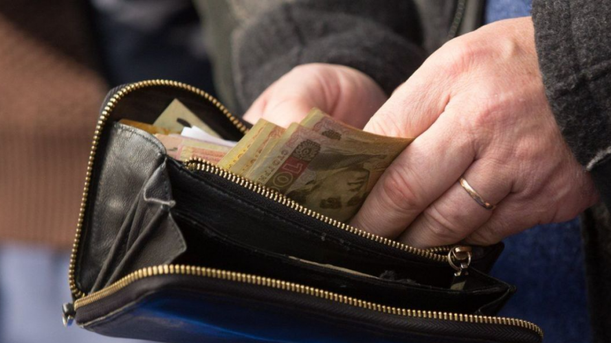 На Волині школяр на вулиці пограбував бабусю - вирвав пакет із гаманцем та покупками і втік