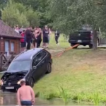 Під Луцьком авто «пірнуло» у водойму: що відомо. Відео