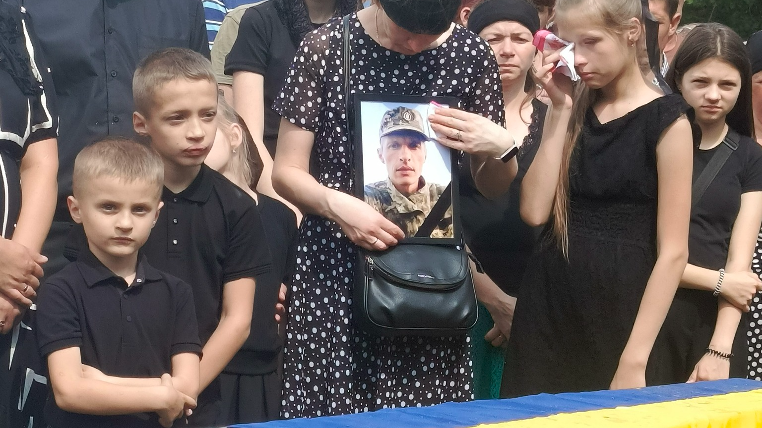 Без батька залишилося двоє дітей: волиняни попрощалися з Героєм Андрієм Брилюком
