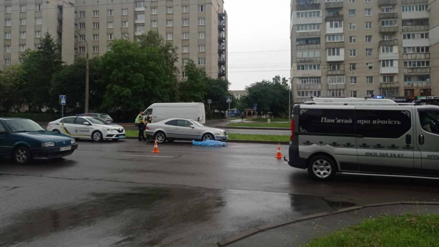 Жінка перебігала дорогу: з'явилося відео з місця смертельної аварії у Луцьку