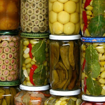Скільки можна зберігати консервацію: лікарка назвала небезпечні строки та пояснила, коли виникає ботулізм