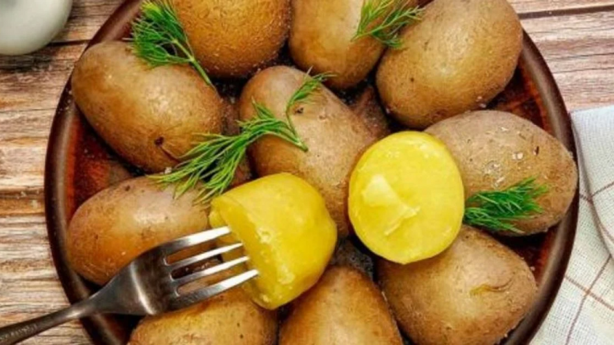 Картопля в мундирі чиститься за 10 секунд: простий кухонний трюк без ножа