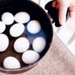 Чому не можна заливати гарячі яйця холодною водою: порада кухарів, яку варто знати