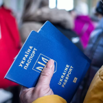 Черги не зменшуються: у Польщі українські чоловіки стоять у величезних чергах за паспортами