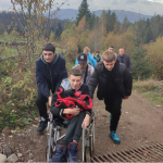 Мрія висотою в 1 863 метри: діти з Волині на руках винесли однокласника на гору в Карпатах