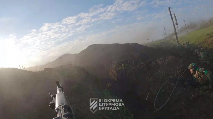 Українські військові показали, як прорвалися та захопили позиції ворога під Бахмутом. Відео