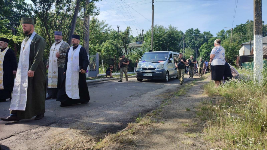 На колінах проводжали сотні людей: у Ківерцях попрощалися із загиблим від обстрілу та авіаудару військовим