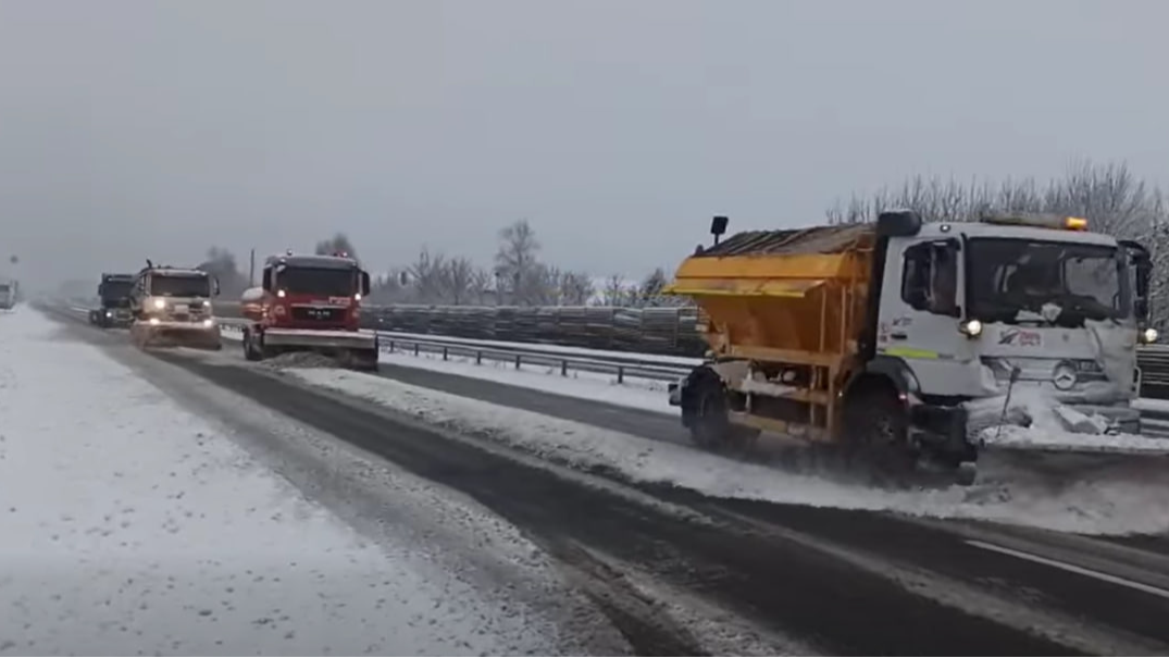 Волинь засипає снігом - очисна техніка працювала усю ніч. Відео