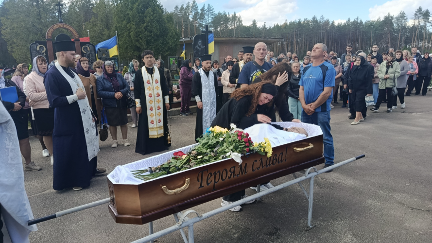 Біль втрати, що не стихає: у громаді на Волині провели в останню дорогу підполковника Повітряних сил України Юрія Халика