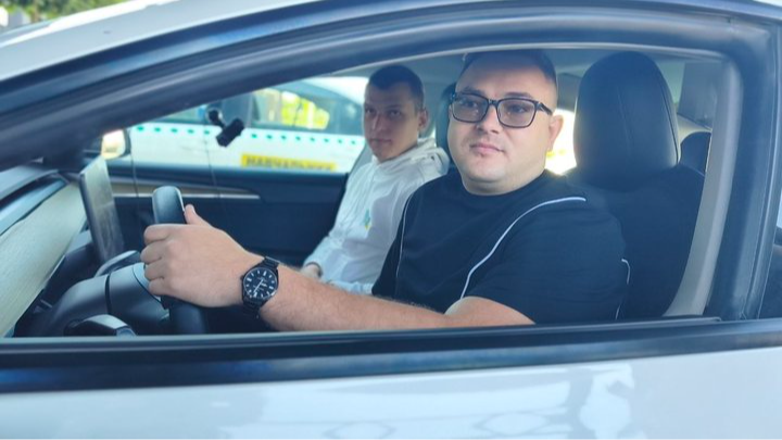 Втратив обидві ноги на війні, але не здався: лучанин став першим ветераном у місті, який отримав водійські права