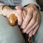 За олію, картоплю і яйця – понад сім років тюрми: судили лучанина, який пограбував бабусю