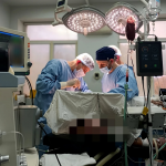 Вражаючий порятунок: волинські медики провели складну операцію чоловіку, що впав з висоти